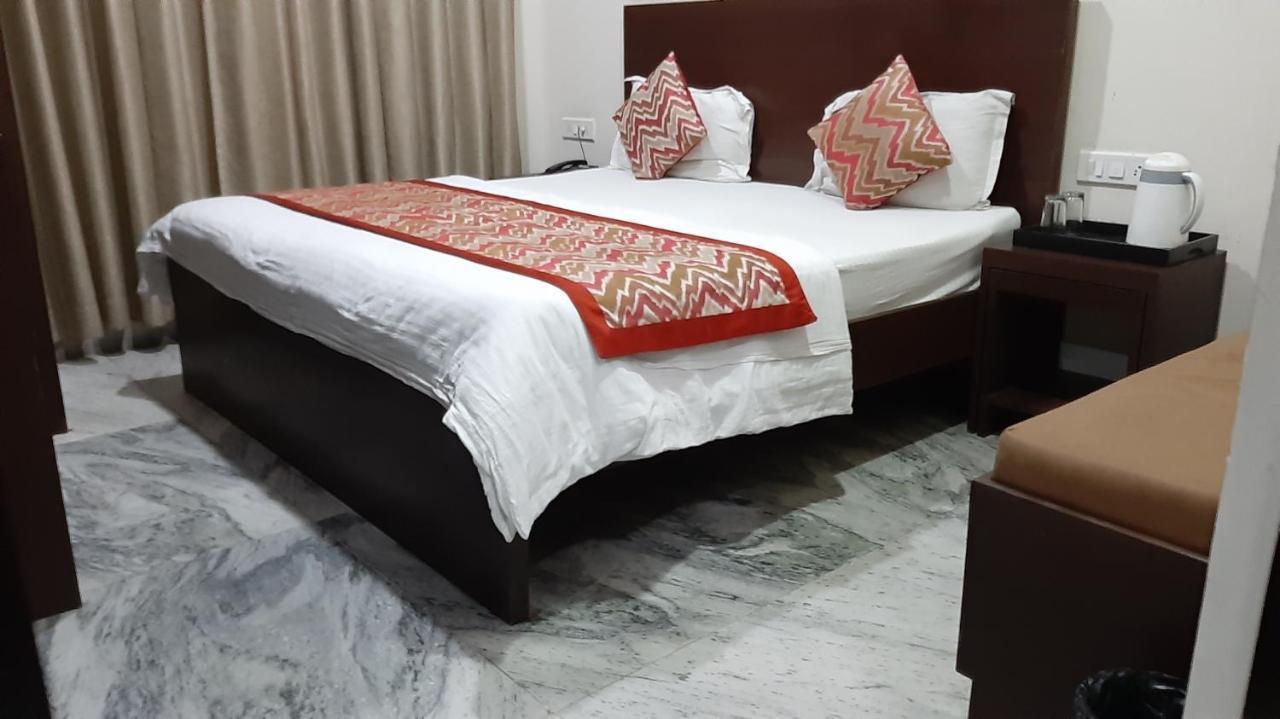 Hotel Sar Kamla Dham Skd Vrindavan Fully Vaccinated Staff מראה חיצוני תמונה