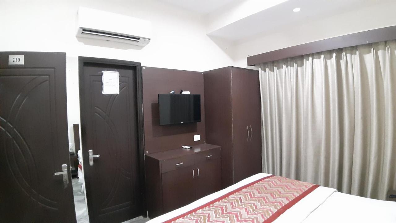 Hotel Sar Kamla Dham Skd Vrindavan Fully Vaccinated Staff מראה חיצוני תמונה