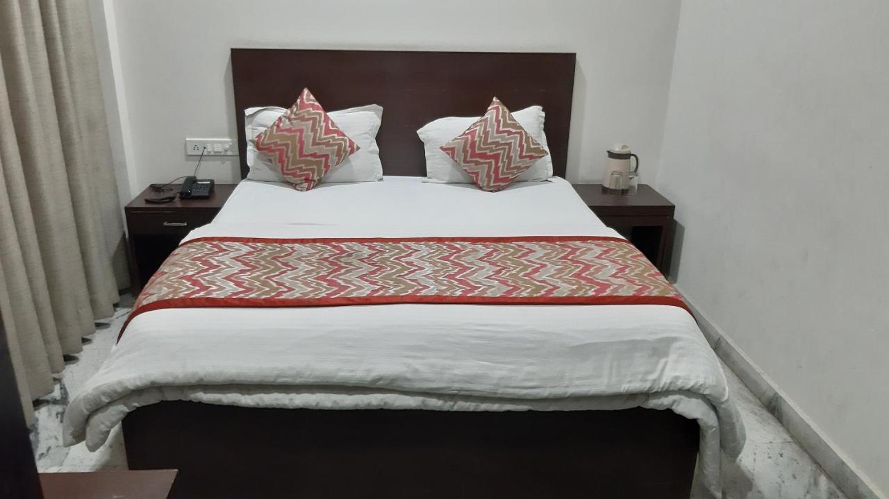 Hotel Sar Kamla Dham Skd Vrindavan Fully Vaccinated Staff מראה חיצוני תמונה