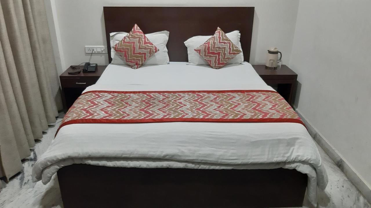Hotel Sar Kamla Dham Skd Vrindavan Fully Vaccinated Staff מראה חיצוני תמונה
