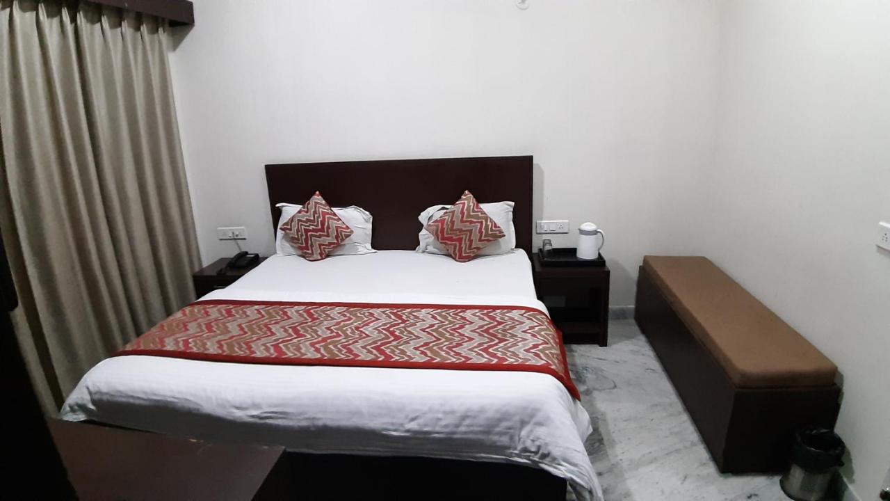 Hotel Sar Kamla Dham Skd Vrindavan Fully Vaccinated Staff מראה חיצוני תמונה