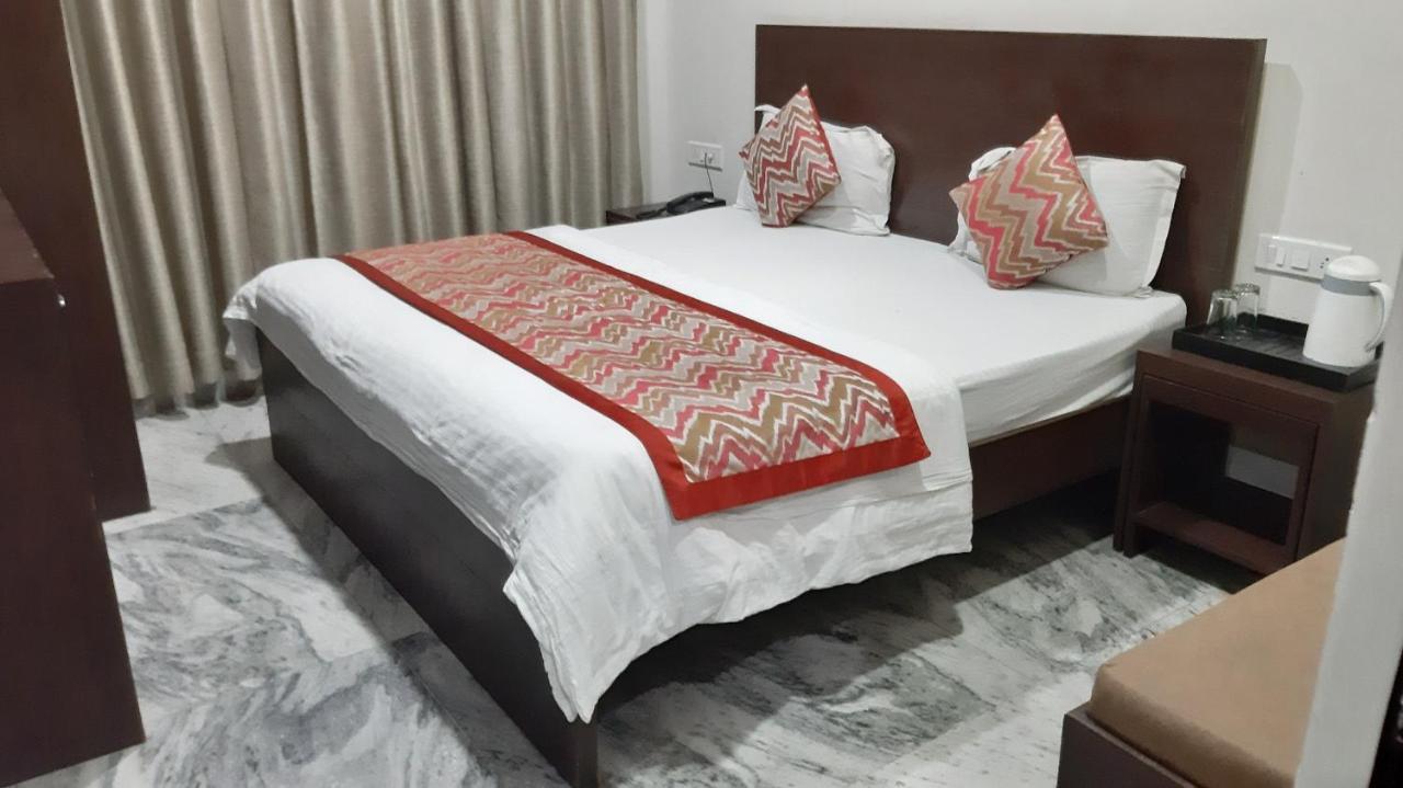 Hotel Sar Kamla Dham Skd Vrindavan Fully Vaccinated Staff מראה חיצוני תמונה