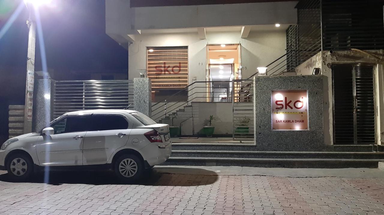 Hotel Sar Kamla Dham Skd Vrindavan Fully Vaccinated Staff מראה חיצוני תמונה