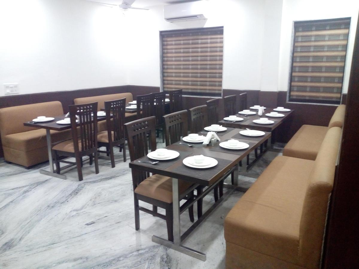 Hotel Sar Kamla Dham Skd Vrindavan Fully Vaccinated Staff מראה חיצוני תמונה