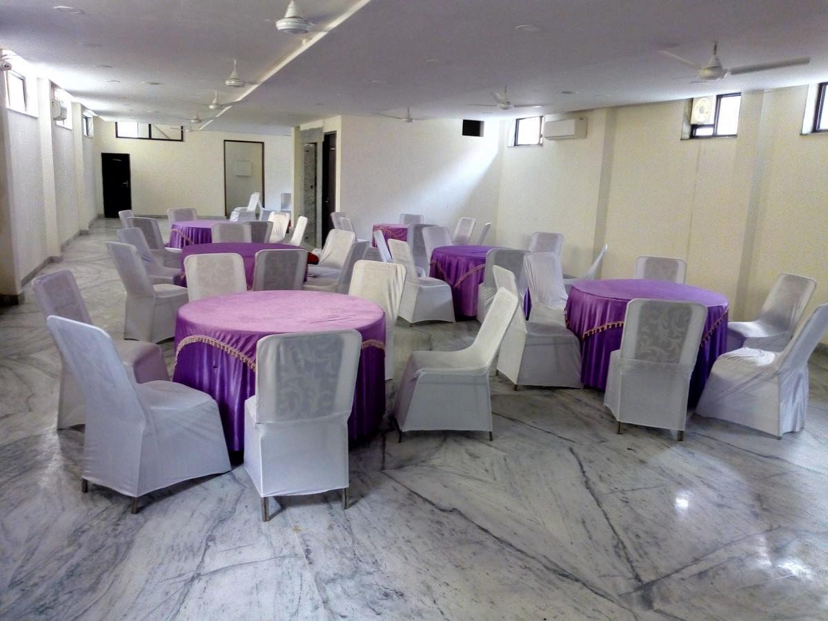 Hotel Sar Kamla Dham Skd Vrindavan Fully Vaccinated Staff מראה חיצוני תמונה