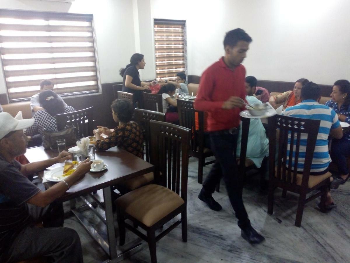 Hotel Sar Kamla Dham Skd Vrindavan Fully Vaccinated Staff מראה חיצוני תמונה